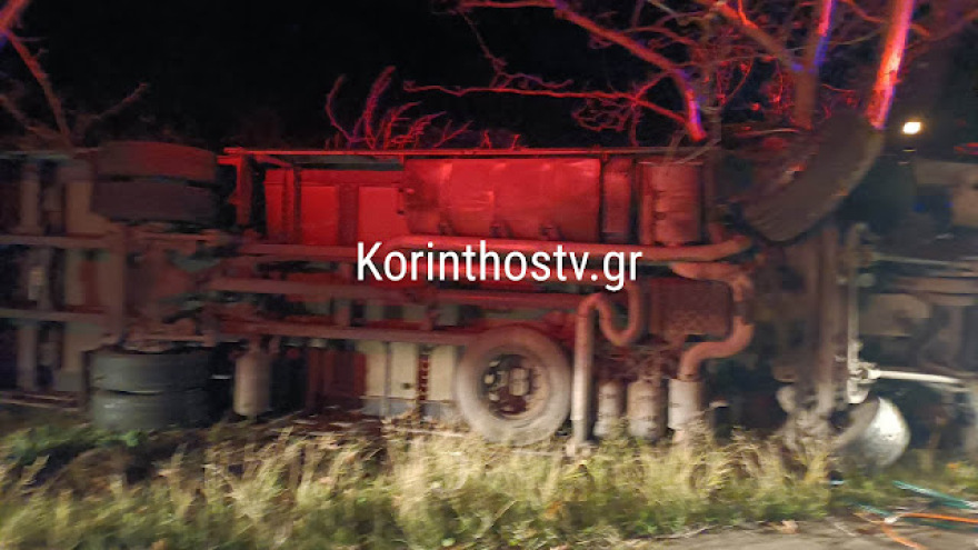 Ανατροπή νταλίκας στην Κορίνθου - Άργους: Επιχείρηση για τον απεγκλωβισμό του οδηγού