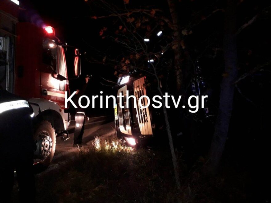 Ανατροπή νταλίκας στην Κορίνθου - Άργους: Επιχείρηση για τον απεγκλωβισμό του οδηγού