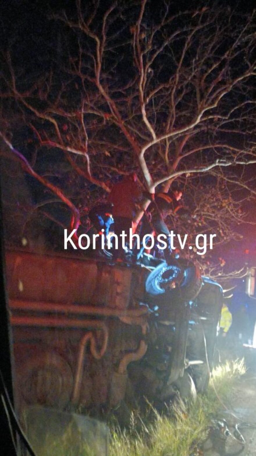 Ανατροπή νταλίκας στην Κορίνθου - Άργους: Επιχείρηση για τον απεγκλωβισμό του οδηγού