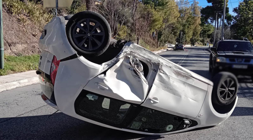 Τροχαίο στην Πεντέλη - Αυτοκίνητο «τούμπαρε» στη λεωφόρο Ελ. Βενιζέλου