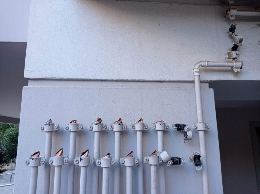 Νέα Σμύρνη: Άνδρας ξηλώνει χαλκοσωλήνες φυσικού αερίου από πολυκατοικία - Δείτε βίντεο