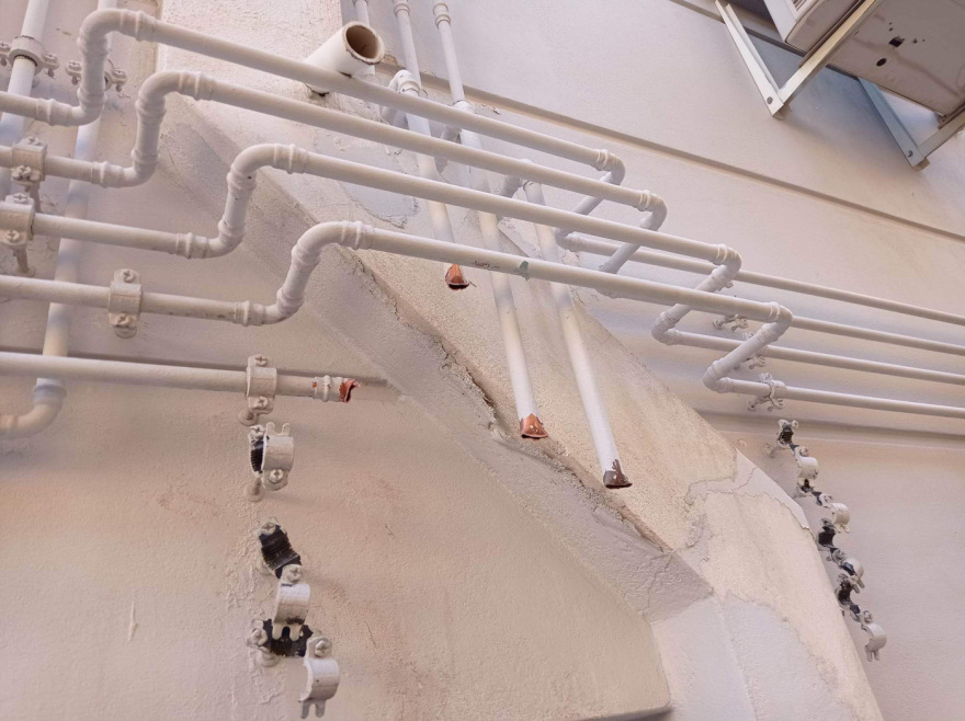 Νέα Σμύρνη: Άνδρας ξηλώνει χαλκοσωλήνες φυσικού αερίου από πολυκατοικία - Δείτε βίντεο