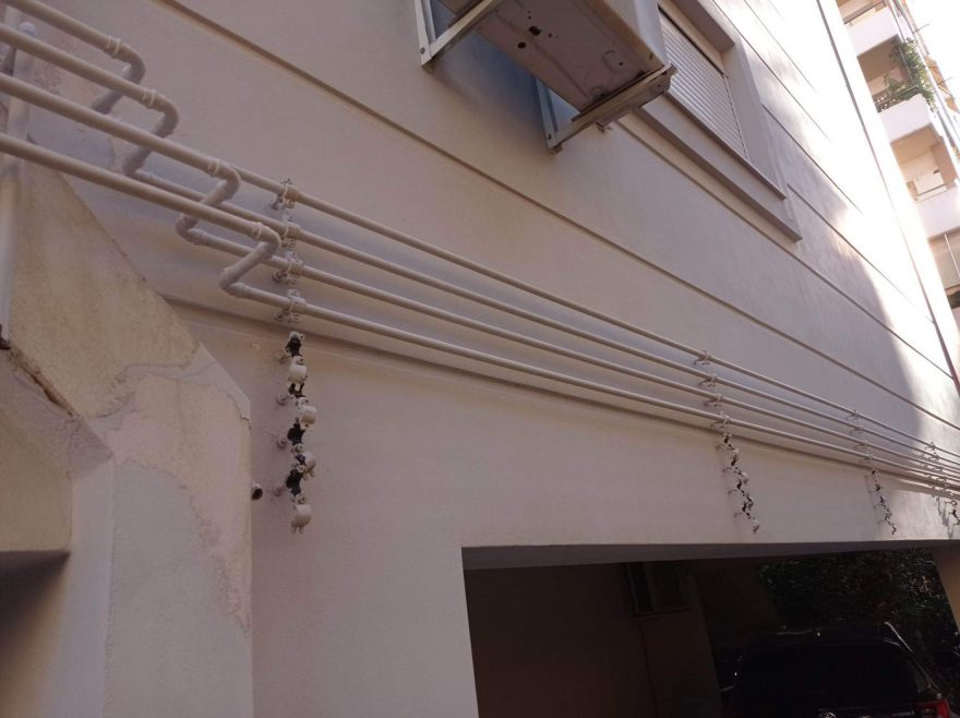 Νέα Σμύρνη: Άνδρας ξηλώνει χαλκοσωλήνες φυσικού αερίου από πολυκατοικία - Δείτε βίντεο