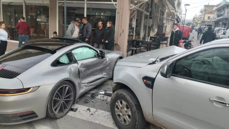 Ηλεία: Porsche μπούκαρε… σε ζαχαροπλαστείο - Δείτε εικόνες