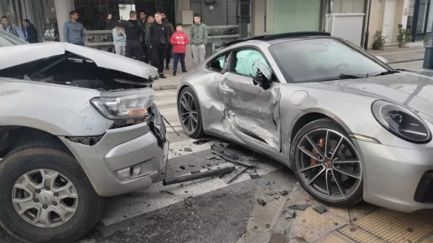 Ηλεία: Porsche μπούκαρε… σε ζαχαροπλαστείο - Δείτε εικόνες