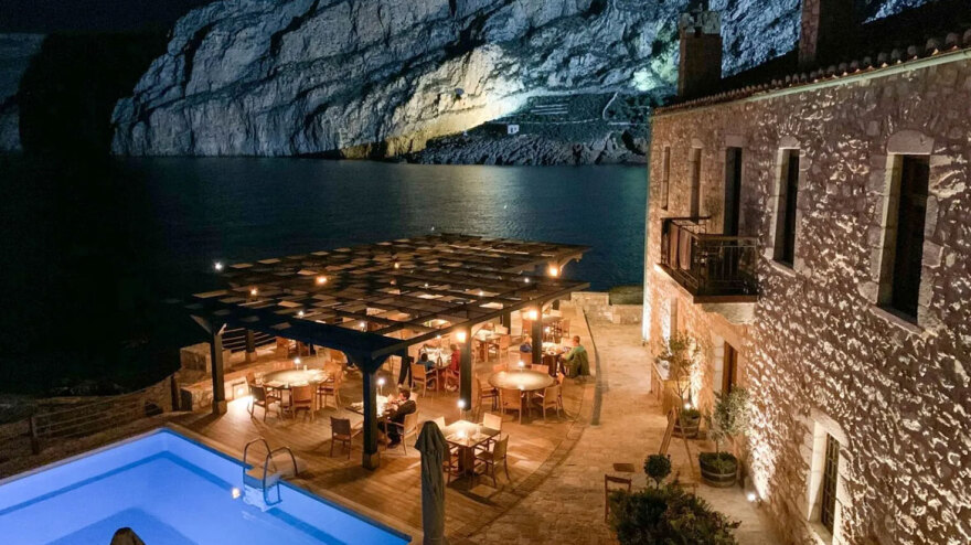 Kyrimai: Το ιστορικό ξενοδοχείο στον Γερολιμένα της Μάνης βραβεύεται ξανά