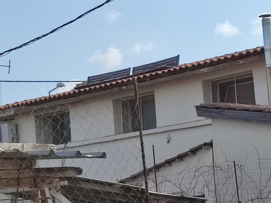 Θεσσαλονίκη: Νεαροί ξήλωσαν παγκάκια και τα έστησαν στα κεραμίδια του ΚΑΠΗ για να βλέπουν τη θέα