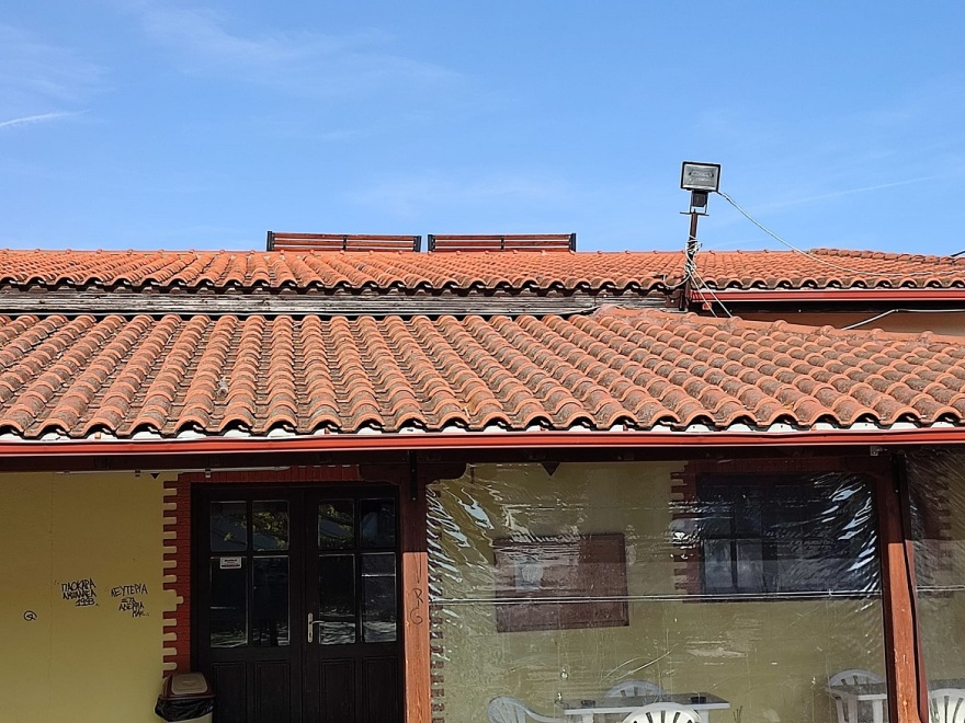 Θεσσαλονίκη: Νεαροί ξήλωσαν παγκάκια και τα έστησαν στα κεραμίδια του ΚΑΠΗ για να βλέπουν τη θέα