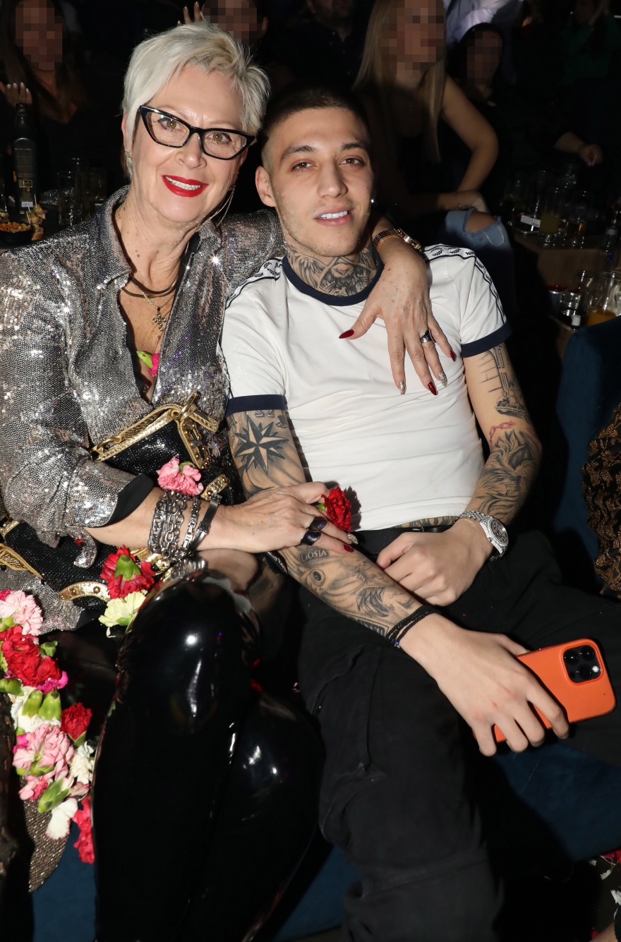  Trannos: Ο τράπερ διασκέδασε στα μπουζούκια με τη μητέρα του - Δείτε φωτογραφίες 