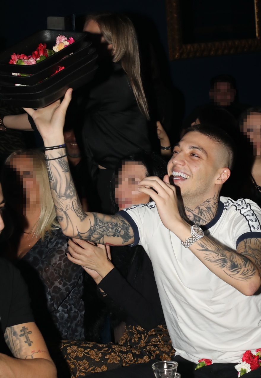  Trannos: Ο τράπερ διασκέδασε στα μπουζούκια με τη μητέρα του - Δείτε φωτογραφίες 