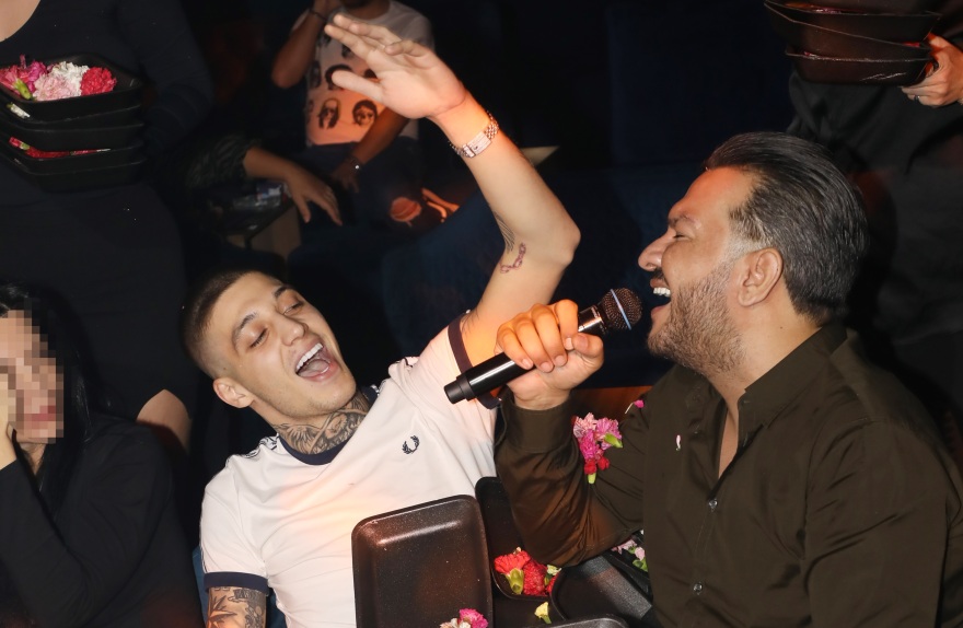  Trannos: Ο τράπερ διασκέδασε στα μπουζούκια με τη μητέρα του - Δείτε φωτογραφίες 