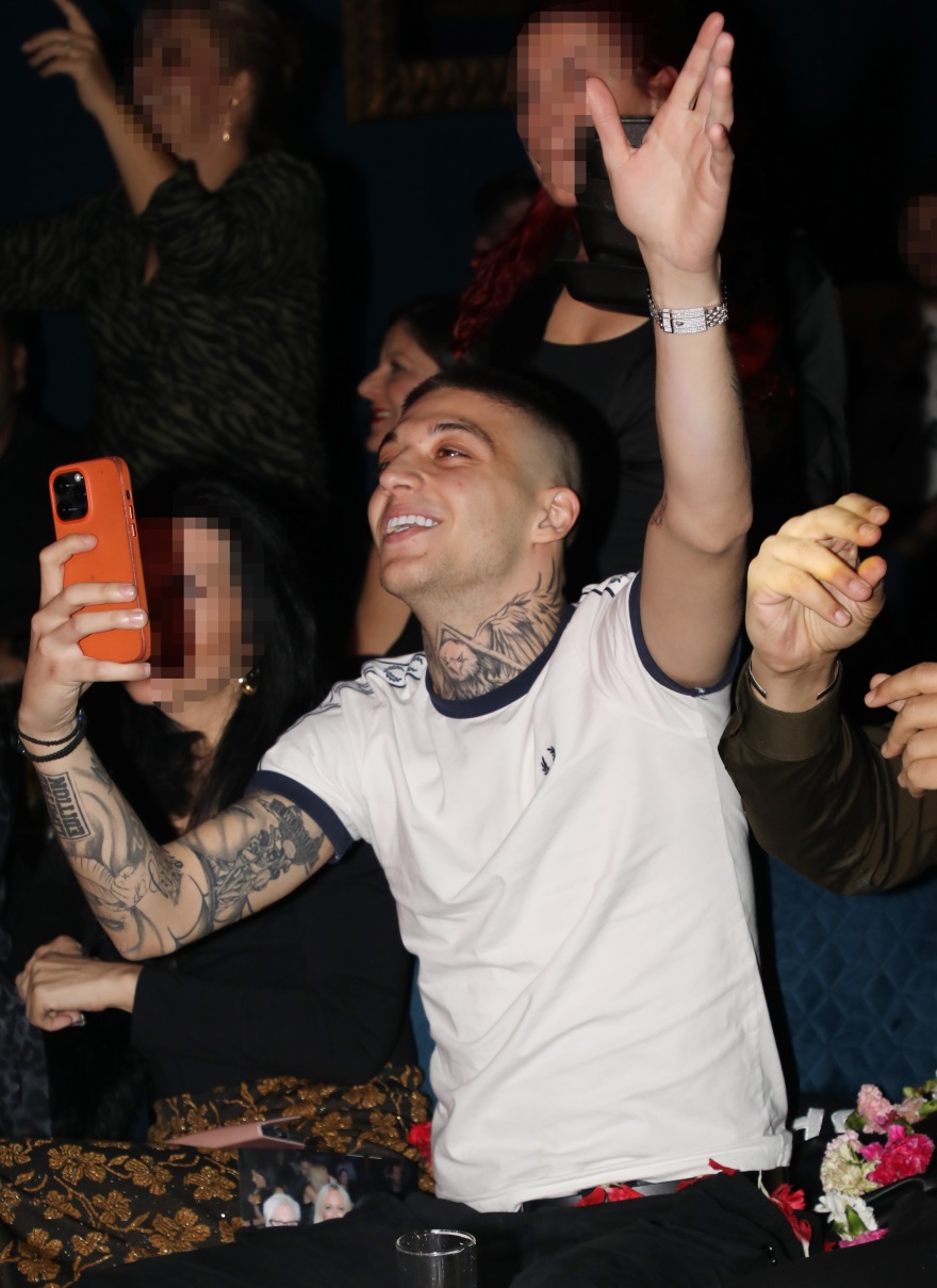  Trannos: Ο τράπερ διασκέδασε στα μπουζούκια με τη μητέρα του - Δείτε φωτογραφίες 