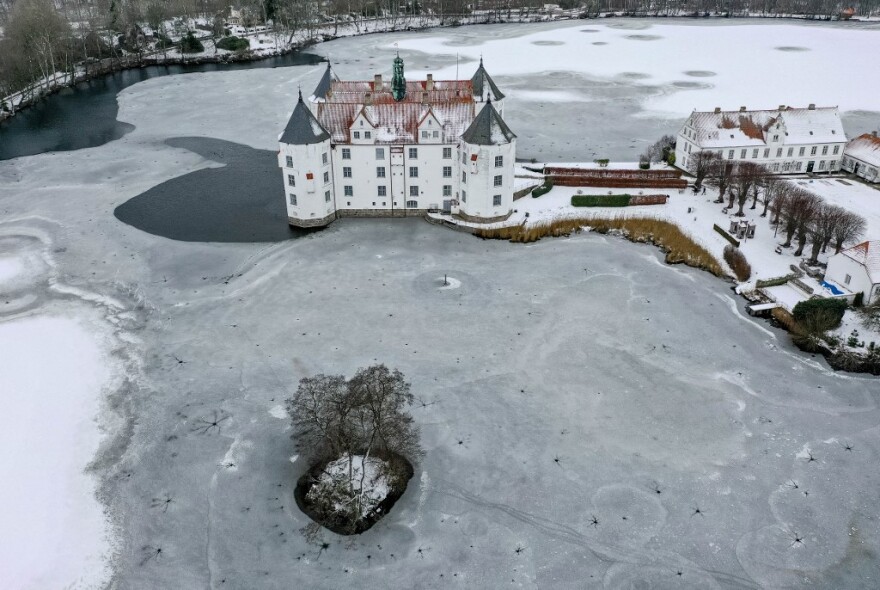 Τέως βασιλιάς Κωνσταντίνος: Πού βρίσκεται και πώς είναι σήμερα το ανάκτορο «Γκλύξμπουργκ»;