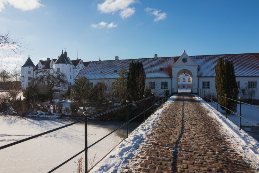 Τέως βασιλιάς Κωνσταντίνος: Πού βρίσκεται και πώς είναι σήμερα το ανάκτορο «Γκλύξμπουργκ»;