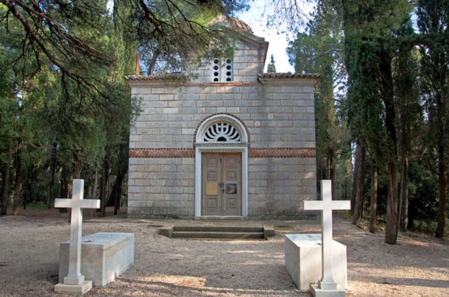 Τατόι: Ανοίγουν δρόμους, φυτεύουν δέντρα στα πρώην βασιλικά κτήματα για την ταφή