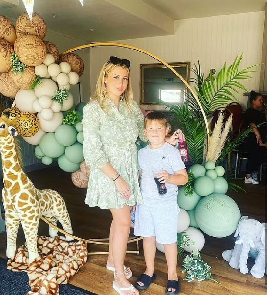 «Αφήστε τον να φύγει»: Βρετανίδα μάχεται για να διακοπεί η μηχανική υποστήριξη στον γιο της