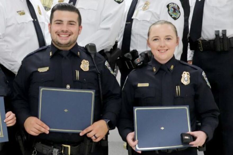 Τενεσί: Η αστυνομικός που απολύθηκε αφού έκανε σεξ με 6 συναδέλφους της έχει τη στήριξη του συζύγου της