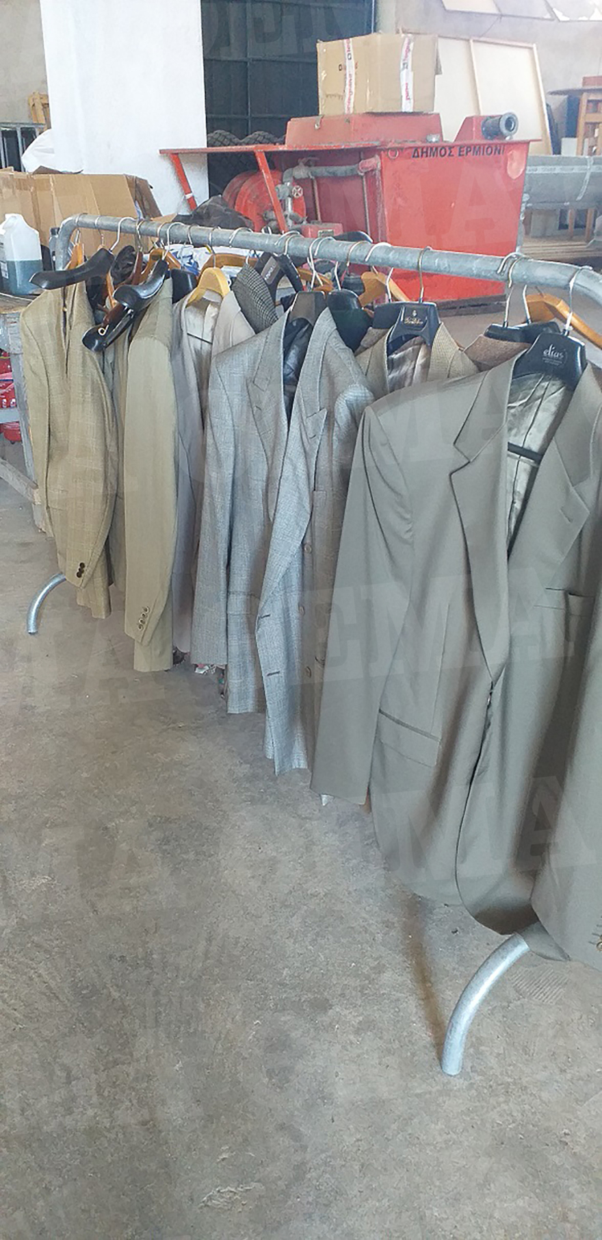 Κωνσταντίνος: Μετά την πώληση της βίλας του στο Πόρτο Χέλι, δώρισε όλα τα κοστούμια του στους κατοίκους