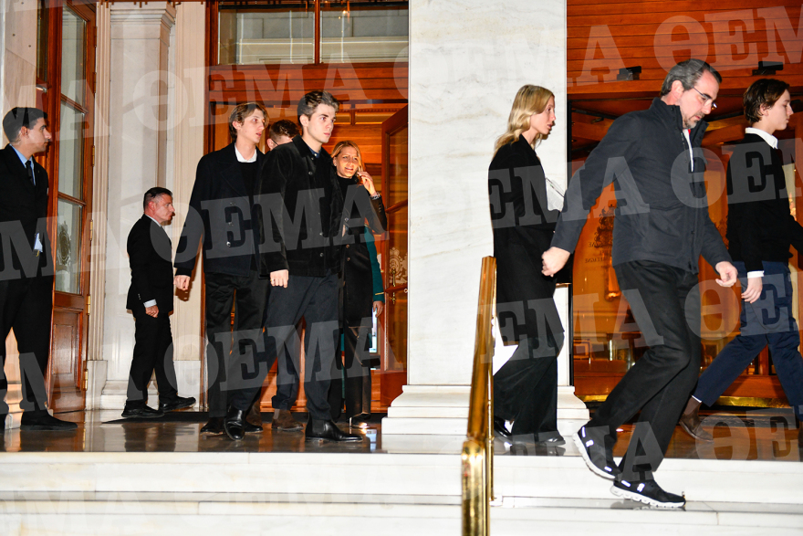 Τέως βασιλιάς Κωνσταντίνος: Στην Ελλάδα για την κηδεία του παππού τους τα παιδιά του Παύλου και της Μαρί Σαντάλ