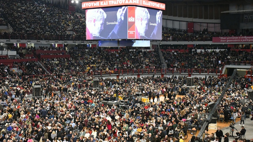 Το αδιαχώρητο στο ΣΕΦ για τη συναυλία - αφιέρωμα στον Σταύρο Ξαρχάκο - Δείτε βίντεο  και φωτογραφίες)