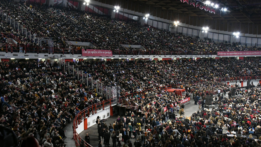 Το αδιαχώρητο στο ΣΕΦ για τη συναυλία - αφιέρωμα στον Σταύρο Ξαρχάκο - Δείτε βίντεο  και φωτογραφίες)