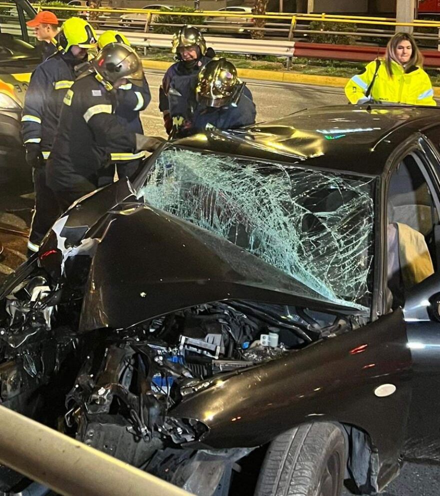 Βίντεο - ντοκουμέντο από το τροχαίο στη Συγγρού - Χωρίς τις αισθήσεις του απεγκλωβίστηκε ο οδηγός 