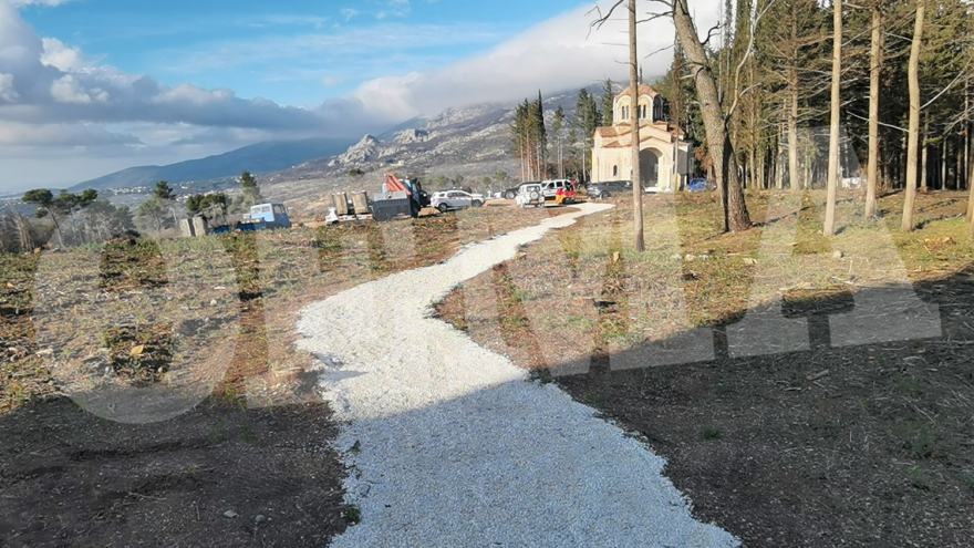 Κηδεία τέως βασιλιά: Η Μενδώνη στις εργασίες στους βασιλικούς τάφους στο Τατόι