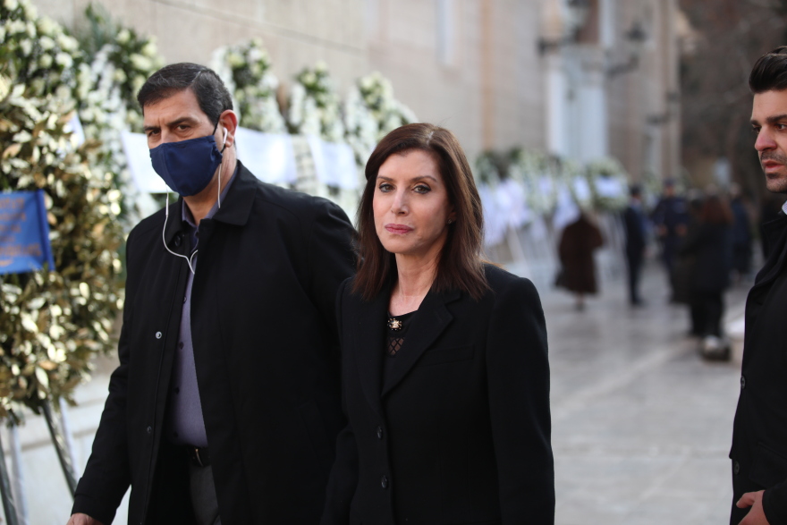 Κηδεία Κωνσταντίνου: Στο παρεκκλήσι της Μητρόπολης η Άννα Μισέλ Ασημακοπούλου με δάκρυα στα μάτια