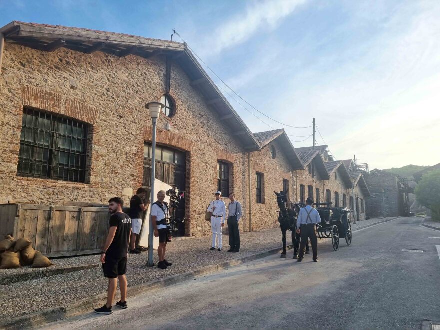 Βραχιόλι της φωτιάς: Η σειρά καταγράφει το δραματικό οδοιπορικό μιας οικογένειας στις αρχές του 20ου αιώνα