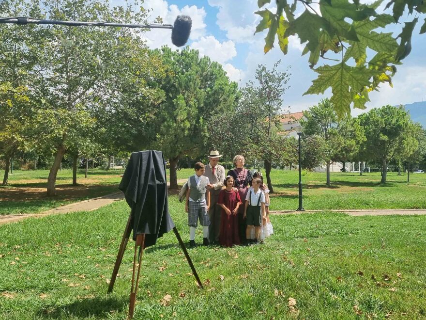 Βραχιόλι της φωτιάς: Η σειρά καταγράφει το δραματικό οδοιπορικό μιας οικογένειας στις αρχές του 20ου αιώνα