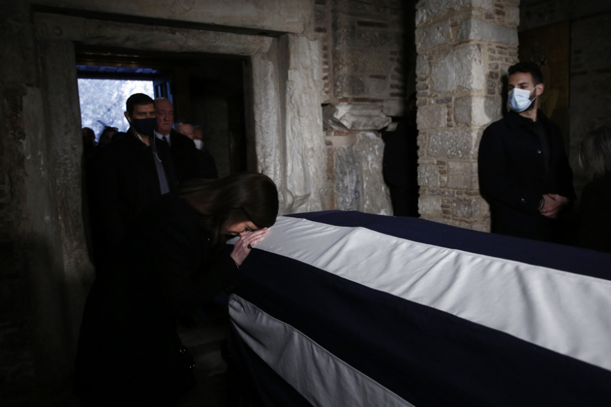 Κηδεία Κωνσταντίνου: Στο παρεκκλήσι της Μητρόπολης η Άννα Μισέλ Ασημακοπούλου με δάκρυα στα μάτια