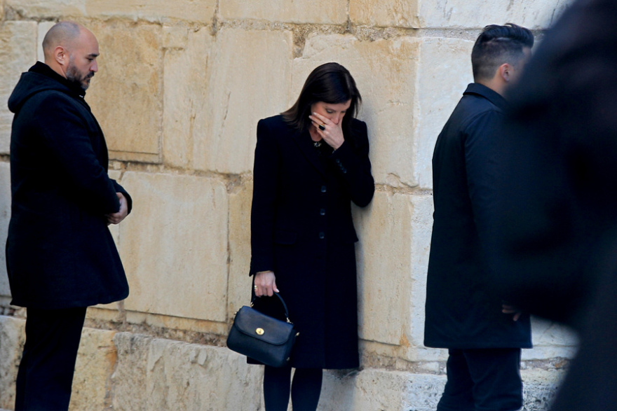 Κηδεία Κωνσταντίνου: Στο παρεκκλήσι της Μητρόπολης η Άννα Μισέλ Ασημακοπούλου με δάκρυα στα μάτια