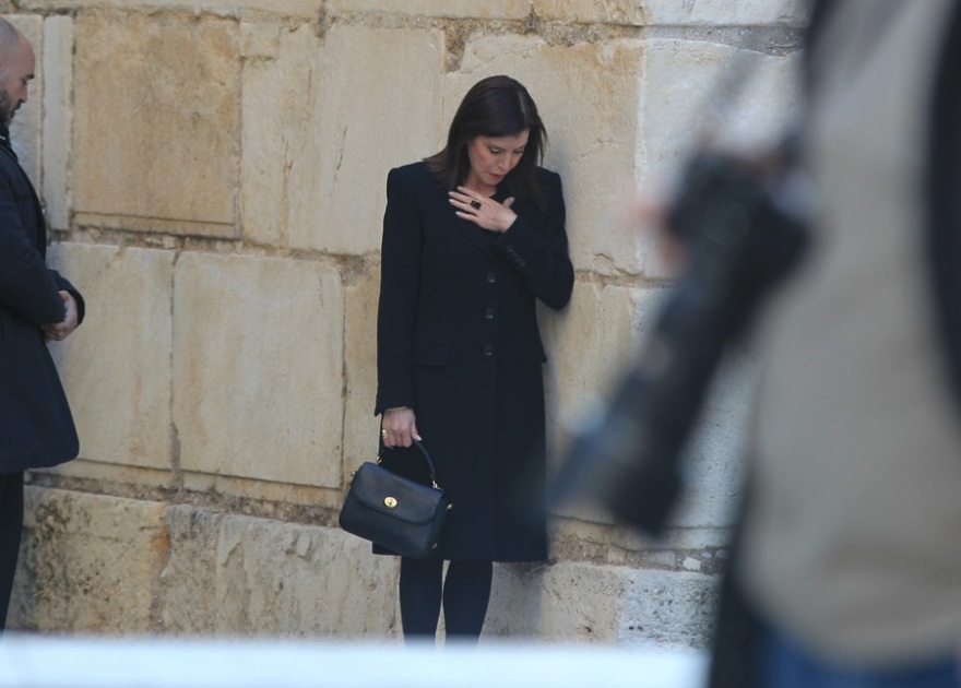 Κηδεία Κωνσταντίνου: Στο παρεκκλήσι της Μητρόπολης η Άννα Μισέλ Ασημακοπούλου με δάκρυα στα μάτια