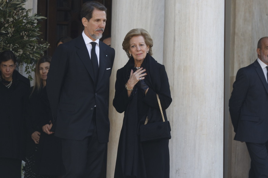 Τέως βασιλιάς Κωνσταντίνος: Συντετριμμένη στη Μητρόπολη Αθηνών η σύζυγός του 