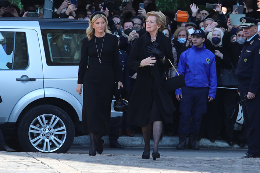 Τέως βασιλιάς Κωνσταντίνος: Συντετριμμένη στη Μητρόπολη Αθηνών η σύζυγός του 