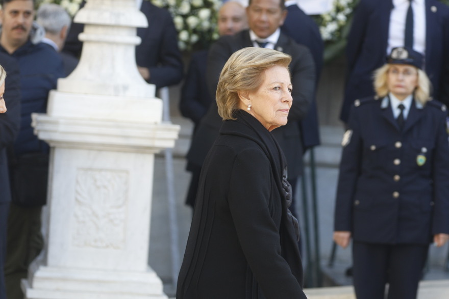 Τέως βασιλιάς Κωνσταντίνος: Συντετριμμένη στη Μητρόπολη Αθηνών η σύζυγός του 