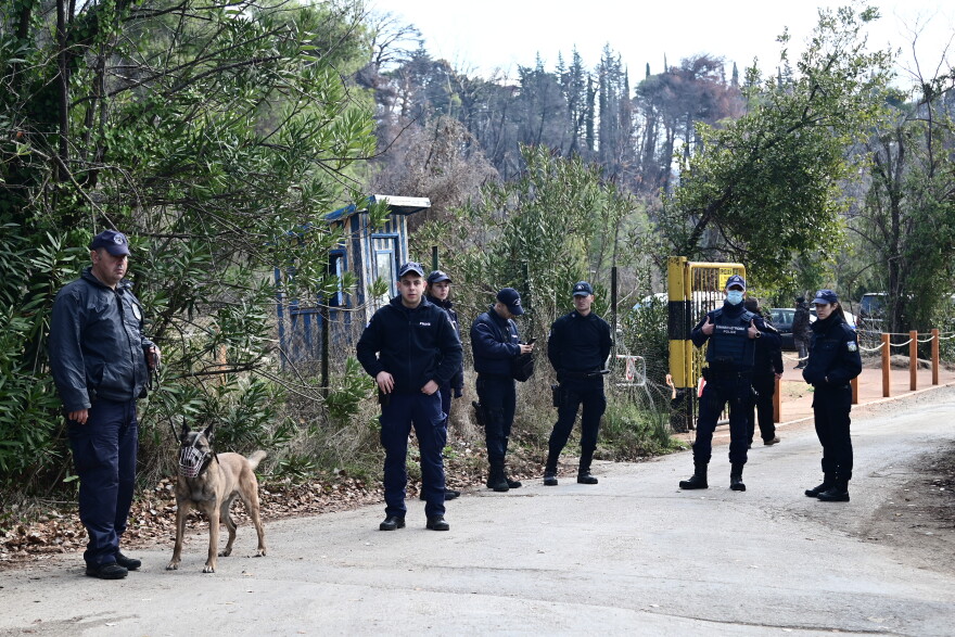 Κηδεία τέως βασιλιά: Πολίτες συγκεντρώνονται στο Τατόι για την ταφή του Κωνσταντίνου