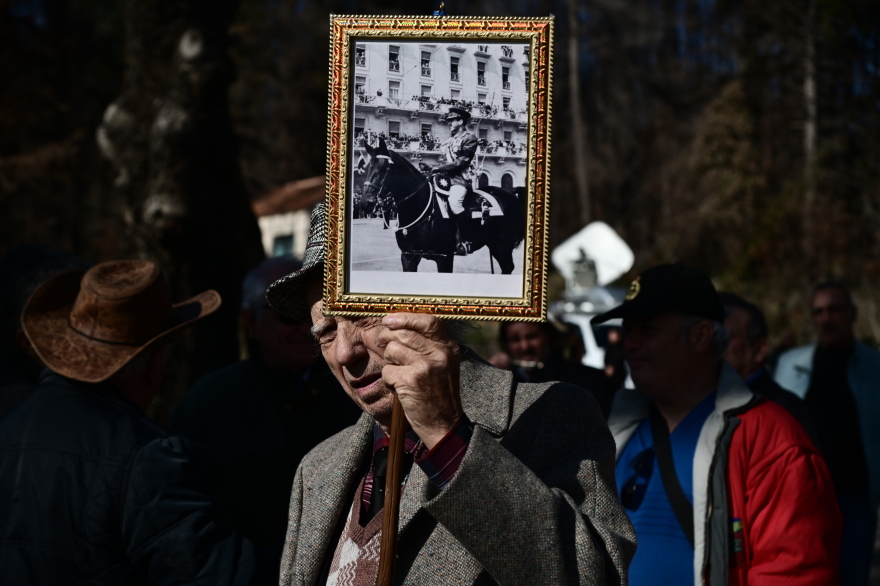 Κηδεία τέως βασιλιά: Πολίτες συγκεντρώνονται στο Τατόι για την ταφή του Κωνσταντίνου