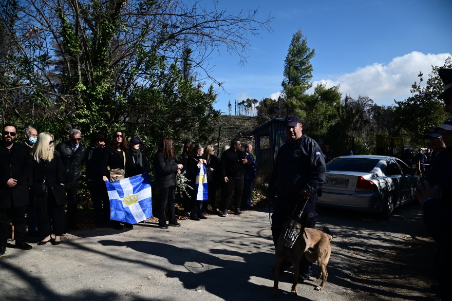 Κηδεία τέως βασιλιά: Πολίτες συγκεντρώνονται στο Τατόι για την ταφή του Κωνσταντίνου
