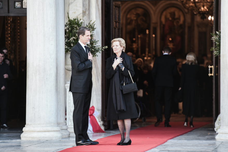 Κηδεία τέως βασιλιά Κωνσταντίνου: Η θερμή υποδοχή στην Άννα Μαρία και ο αποχαιρετισμός στον σύζυγό της 