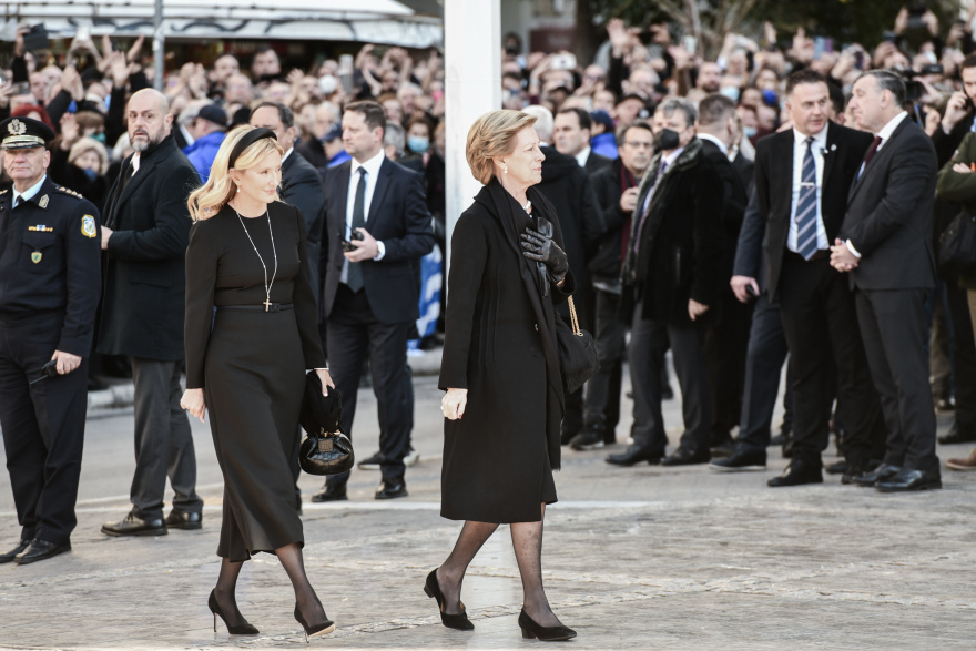 Κηδεία τέως βασιλιά Κωνσταντίνου: Η θερμή υποδοχή στην Άννα Μαρία και ο αποχαιρετισμός στον σύζυγό της 