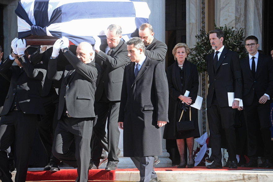 Κηδεία τέως βασιλιά Κωνσταντίνου: Με τον εθνικό ύμνο ο αποχαιρετισμός στη Μητρόπολη 