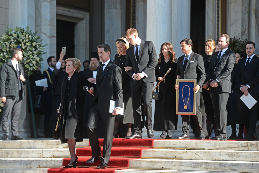 Κηδεία τέως βασιλιά Κωνσταντίνου: Με τον εθνικό ύμνο ο αποχαιρετισμός στη Μητρόπολη 