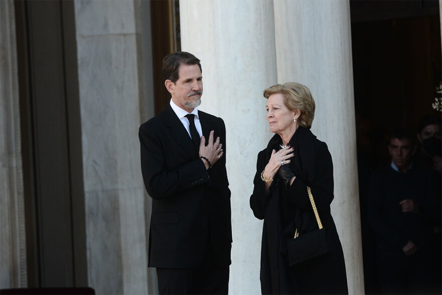 Τέως βασιλιάς Κωνσταντίνος: Συντετριμμένη στη Μητρόπολη Αθηνών η σύζυγός του 