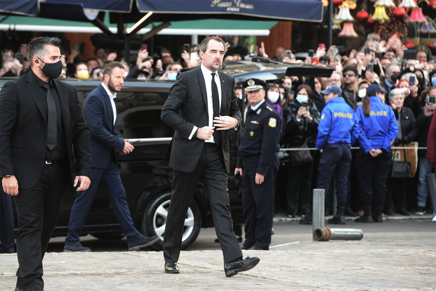 Κηδεία τέως βασιλιά Κωνσταντίνου: Με τον εθνικό ύμνο ο αποχαιρετισμός στη Μητρόπολη 