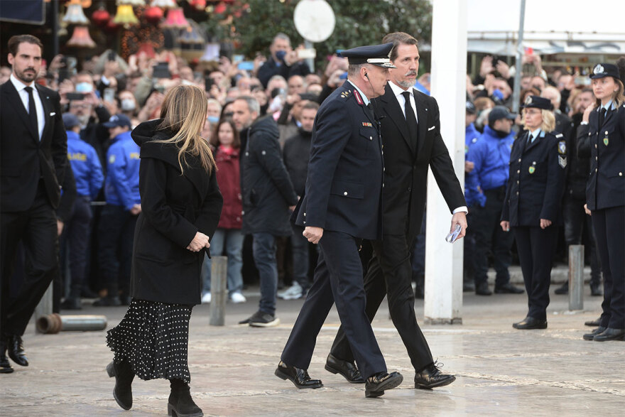 Κηδεία τέως βασιλιά Κωνσταντίνου: Με τον εθνικό ύμνο ο αποχαιρετισμός στη Μητρόπολη 