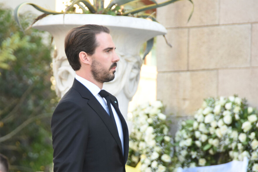 Κηδεία τέως βασιλιά Κωνσταντίνου: Με τον εθνικό ύμνο ο αποχαιρετισμός στη Μητρόπολη 