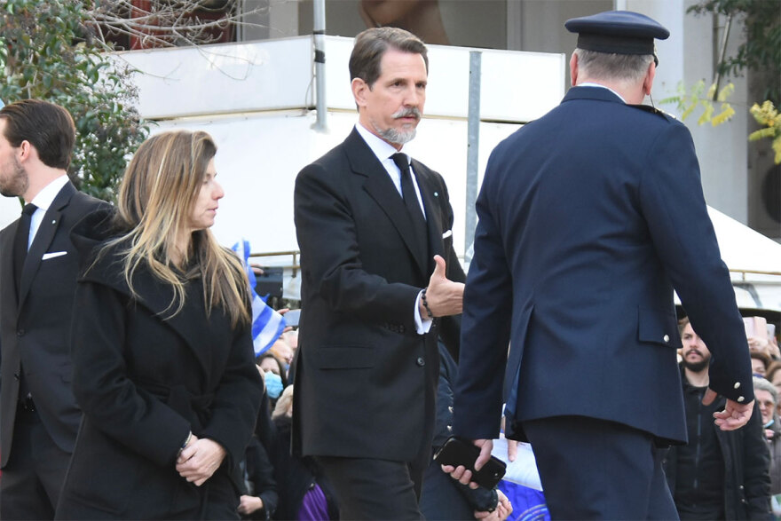 Κηδεία τέως βασιλιά Κωνσταντίνου: Με τον εθνικό ύμνο ο αποχαιρετισμός στη Μητρόπολη 