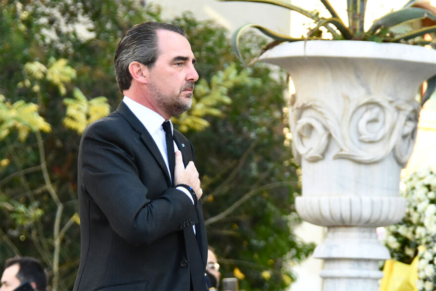 Κηδεία τέως βασιλιά Κωνσταντίνου: Με τον εθνικό ύμνο ο αποχαιρετισμός στη Μητρόπολη 