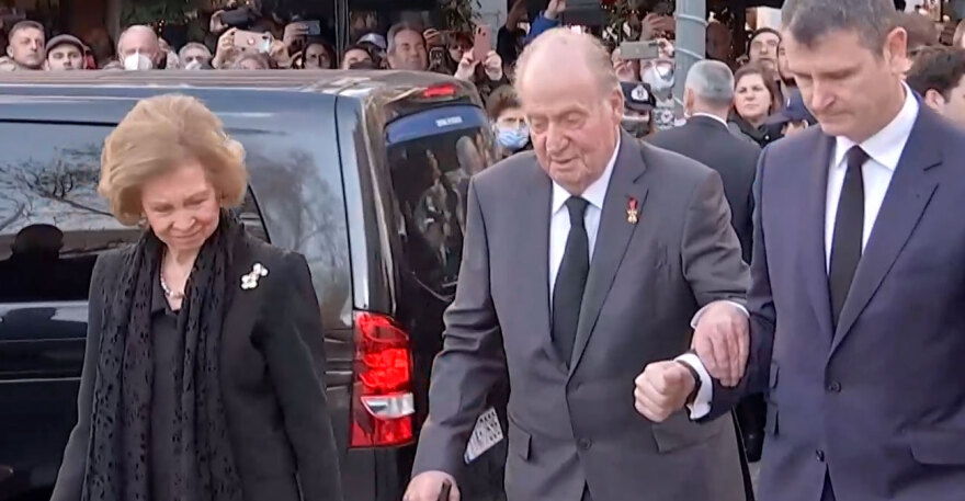 Κηδεία τέως βασιλιά Κωνσταντίνου: Με τον εθνικό ύμνο ο αποχαιρετισμός στη Μητρόπολη 